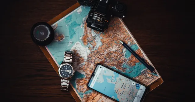 Voyageur planifiant un séjour sur son smartphone