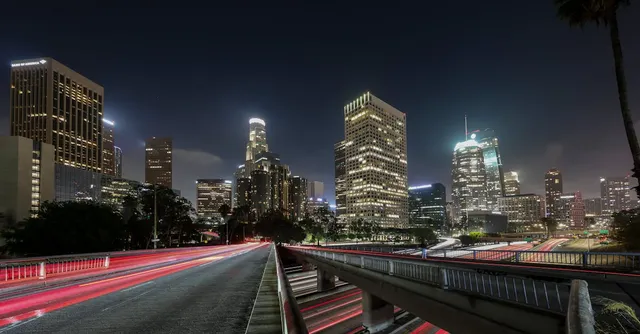 Vue nocturne du centre-ville de Los Angeles