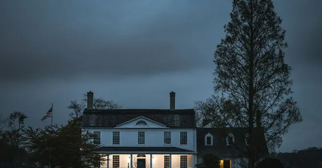 Maison de style colonial au crépuscule