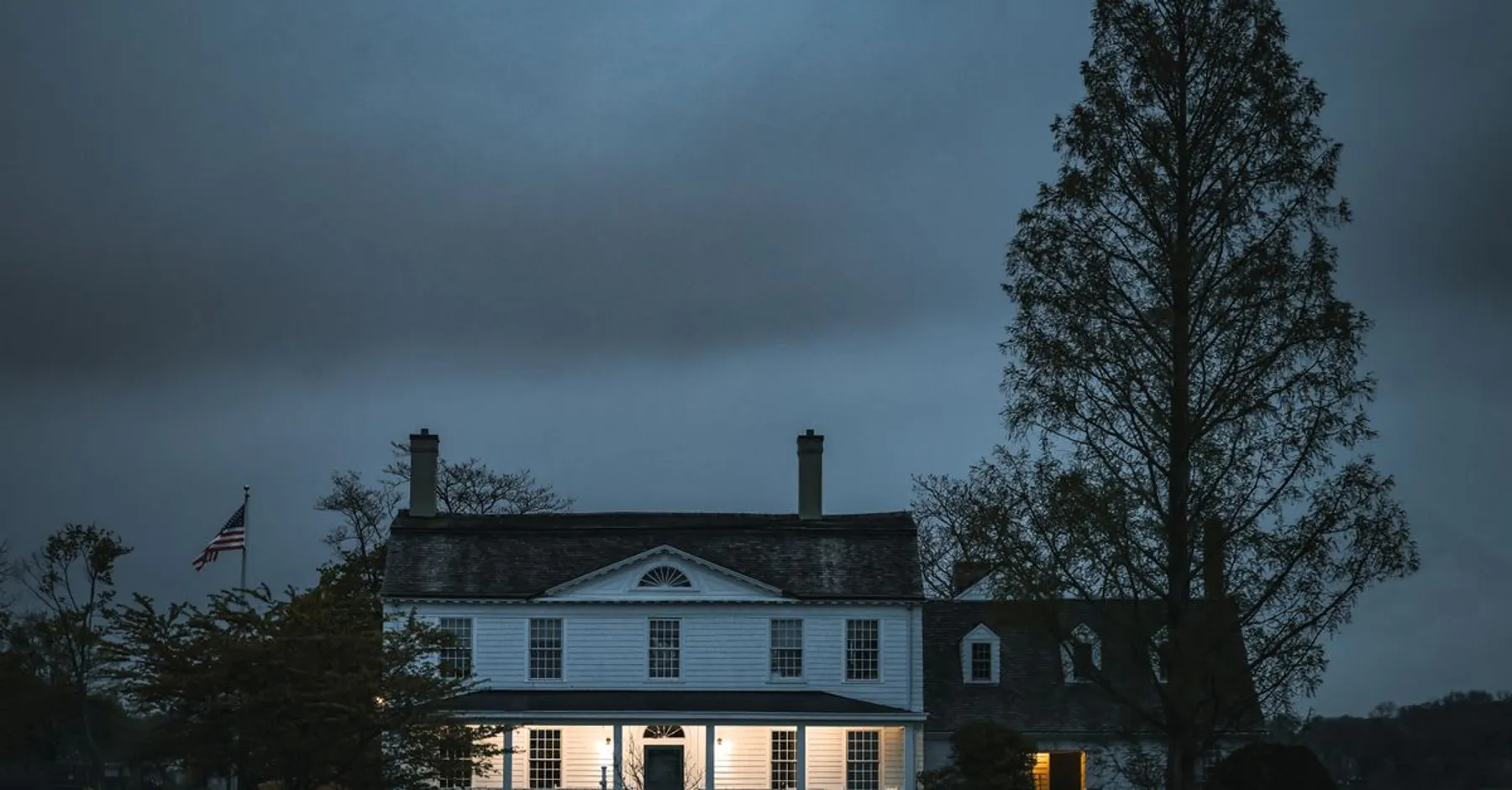 Maison de style colonial au crépuscule