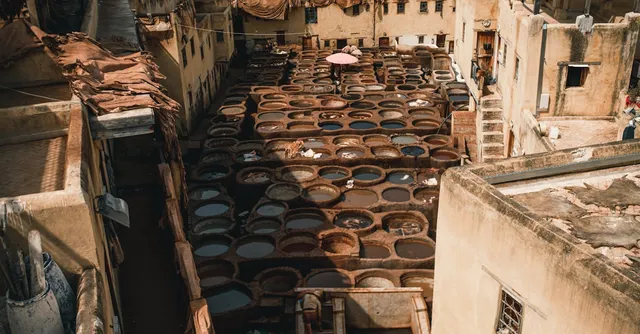 Les bassins de teinture des tanneurs de Marrakech