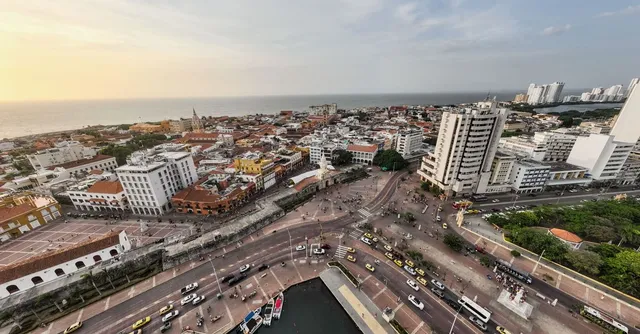 Vue aérienne de Carthagène, entre vieille ville et front de mer, en Colombie