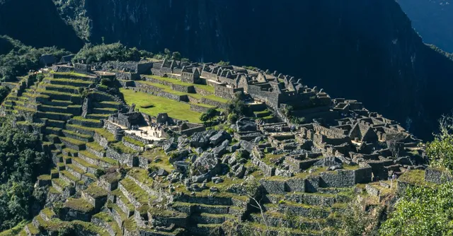 Ruines et terrasses incas accrochées à la montagne, au Pérou